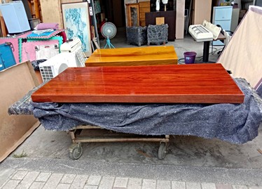 全新餐桌出售 全新小巴花梨木桌板含腳座 591居家 家具