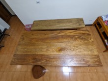[8成新] 實木大餐桌組再送4個實木圓凳餐桌有輕微破損