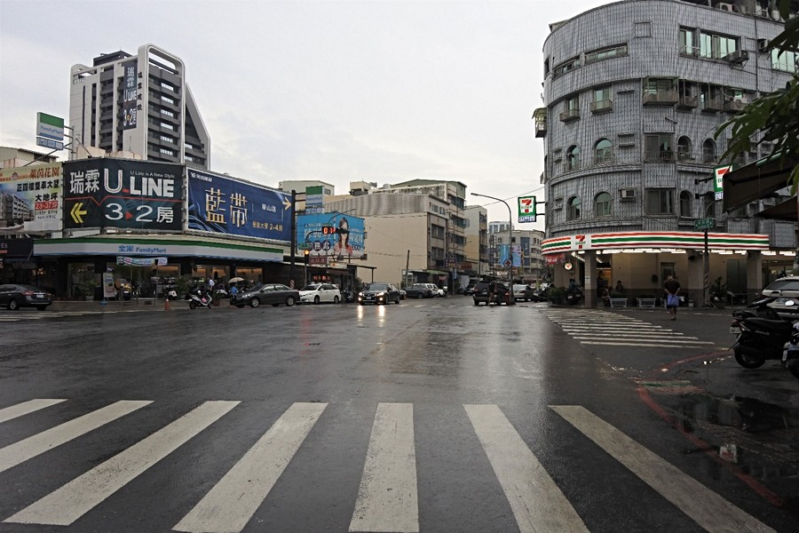 兩間便利商店(全家、7-11)