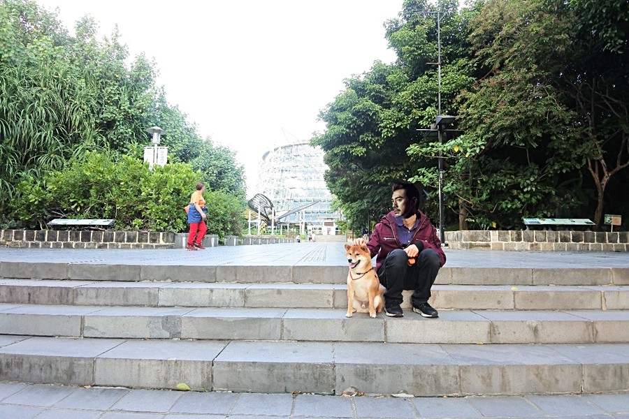 嘟嘟爸與嘟嘟在植物園前合照(圖片已經過特殊處理)