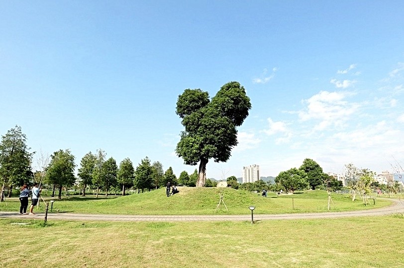 近二萬坪的萬興公園，是單元12最美麗的綠地。