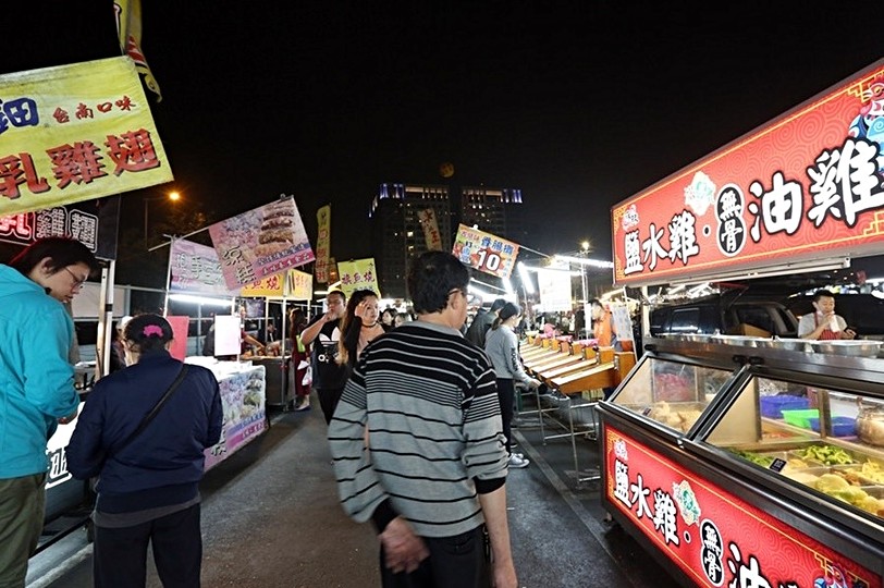 位在環中路和太原路口的太原夜市，是目前台中很夯的夜市之一，想吃、想喝、想買、想玩都沒問題。