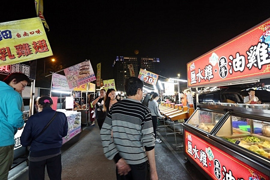 位在環中路和太原路口的太原夜市,是目前台中很夯的夜市之一,想吃、想喝、想買、想玩都沒問題。