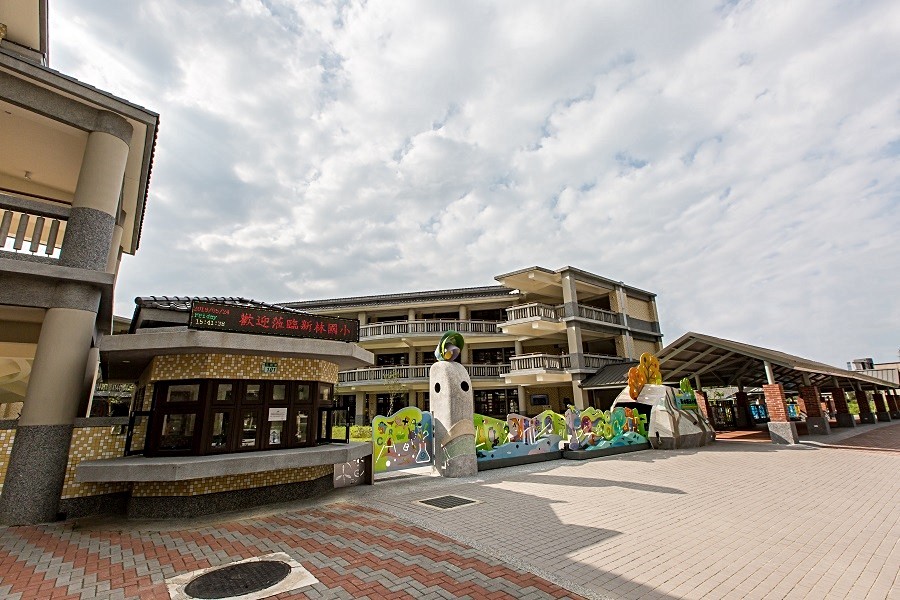 基地距新林雙語小學僅一街之隔